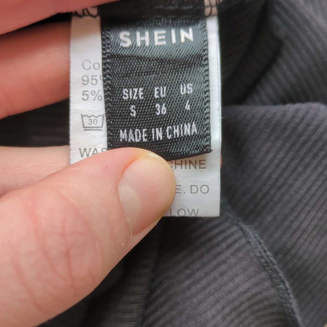 Svart ribbad topp med spets  - 3