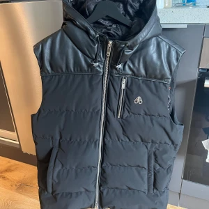 Svart dunväst Moose Knuckles - Använd knappt 1 gång, orginalpris ca 6500 kr, kvitto finns