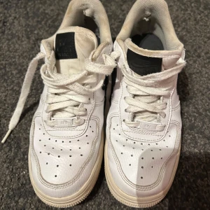 Air force 1 - Klassiska Air Force 1 – den tidlösa sneakerfavoriten från Nike! Med sin enkla och stilrena design passar dessa vita läderskor till nästan allt. Perfekta för både vardag och som en del av din streetwear-look. Den hållbara gummisulan ger bra grepp och komfort hela dagen. 
