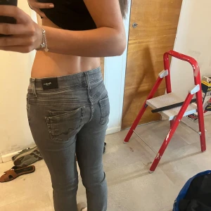 Grå Pepe Jeans low waist jeans - Säljer ett par grå jeans från Pepe Jeans i modellen Saturn. De har låg midja, klassisk femficksdesign och raka ben. De är nästan nya i skick, storlek 25 i wait, passar mig som har mellan 32-36 i storlekar på andra jeans.