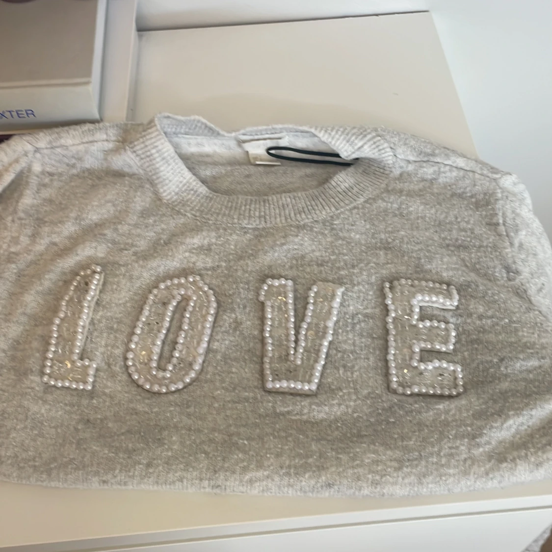 Grå stickad tröja med pärltext H&M