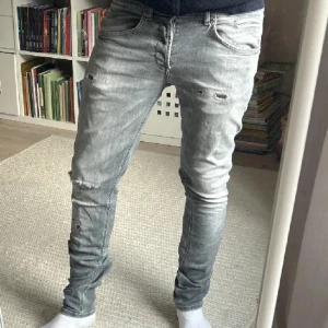 Dondup jeans  - Dondup jeans, dondup D har lossnat har det löst kan skickas med om så önskas storlek 30