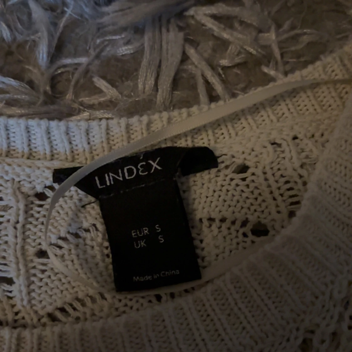 Vit stickad topp med volangärm Lindex - 1