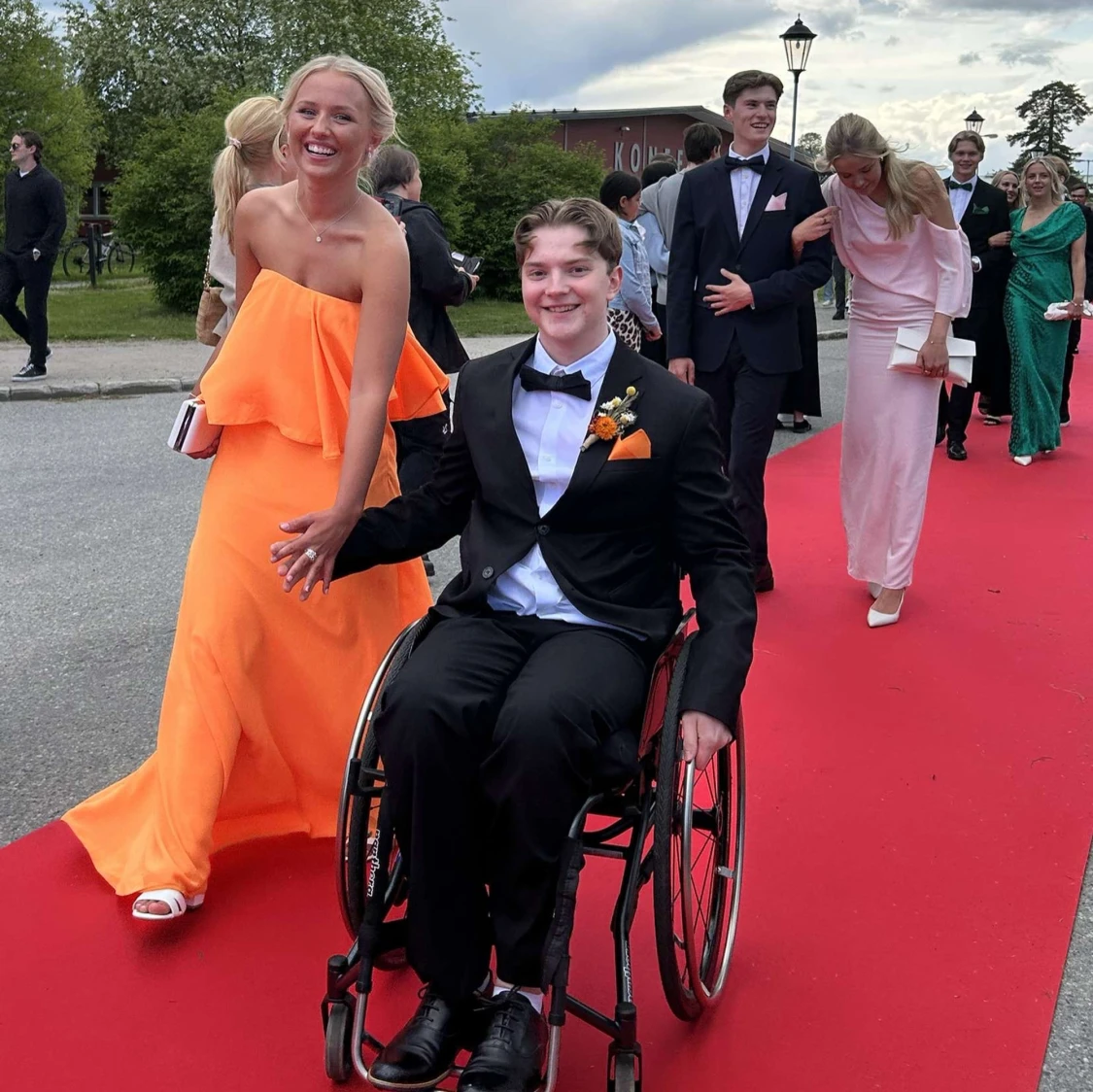 Orange axelbandslös långklänning