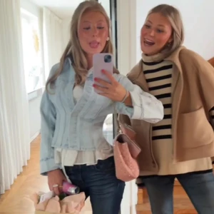 Ljusblå croppad jeansjacka - Superfin, köpt här på Plick för 500kr säljer därför för det men pris går att diskutera vid snabb affär, lånade bilder men kan skicka egna vid seriöst intresse☺️klicka på köp nu! 