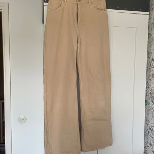 Beiga vida jeans - Säljer mina älskade Yoko jeans från monki, de sitter väldigt bra men kan upplevas lite små i storleken.  Byxorna är högmidjade och vida i modellen.