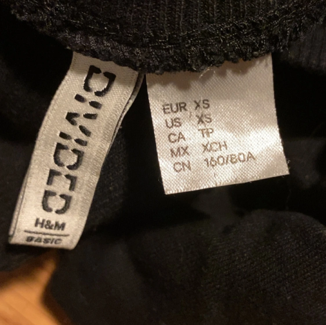 Svart croppad sweatshirt från H&M Divided - 2