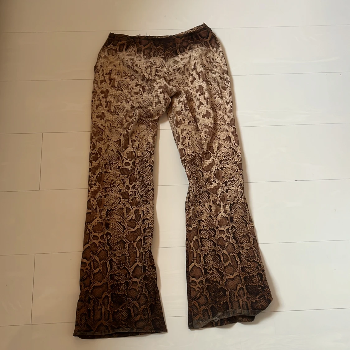 Bruna bootcut byxor med ormmönster - 1