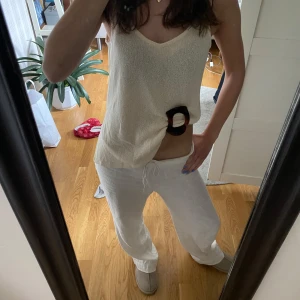 Beige linnetopp - Säljer en ljusbeige stickad linne med v-ringning och breda axelband. Linnet är helt oanvänt, endast testad🩷