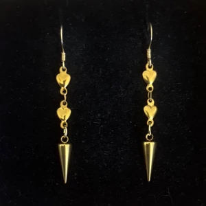 Guldiga örhängen med hjärtan och spikes - Handgjorda och unika guldörhängen 🤩 Öronhängerna är nickelfria och guldpläterade i kirurgiskt stål, resterande av örhänget är i rostfritt stål (ej guldpläterat) 💕🙏 5 cm långa. Alla köp görs via ”KÖP NU” knappen.  💐