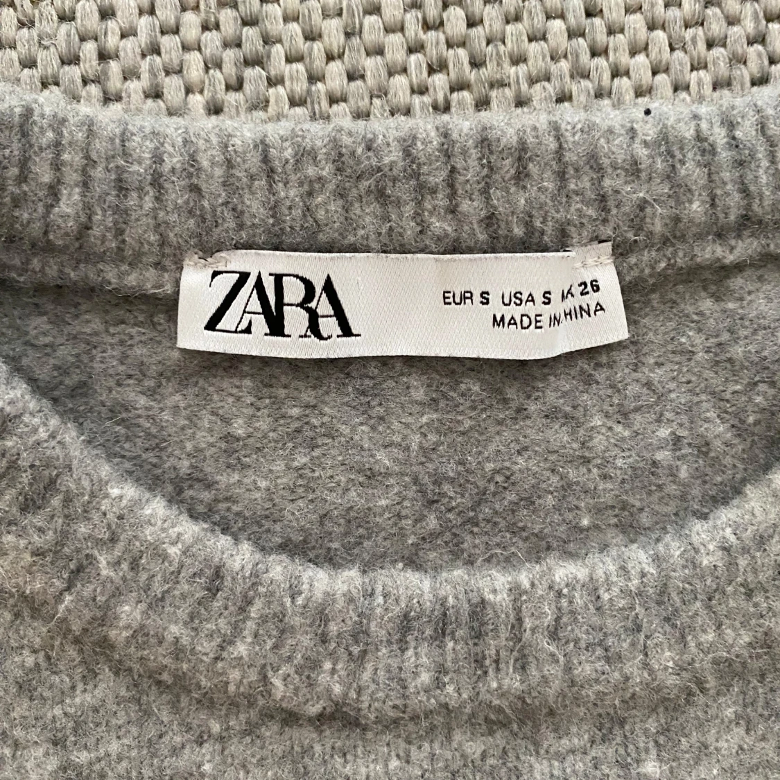 Grå stickad kortärmad tröja från Zara - 1