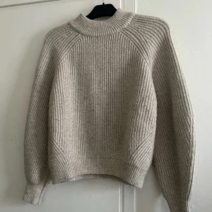 Beige stickad tröja  - Säljer en beige stickad tricktröja från H&M i storlek XS. 