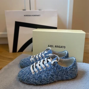 Axel arigato skor - Tact runner skor från axel arigato köpta på nk i Stockholm sent april 2025    Hör av er för mer bilder/intresse  öppen för fler prisförslag ☺️ NK påsen medföljer samt skokartongen, digitalt kvitto finns ☺️