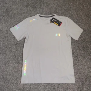 Grå Under Armour compression t-shirt -  grå t-shirt från Under Armour med reflekterande loggor på bröstet, axeln och sidan. Perfekt för träning med sportig och bekväm passform. Tillverkad i mjukt och lätt material.