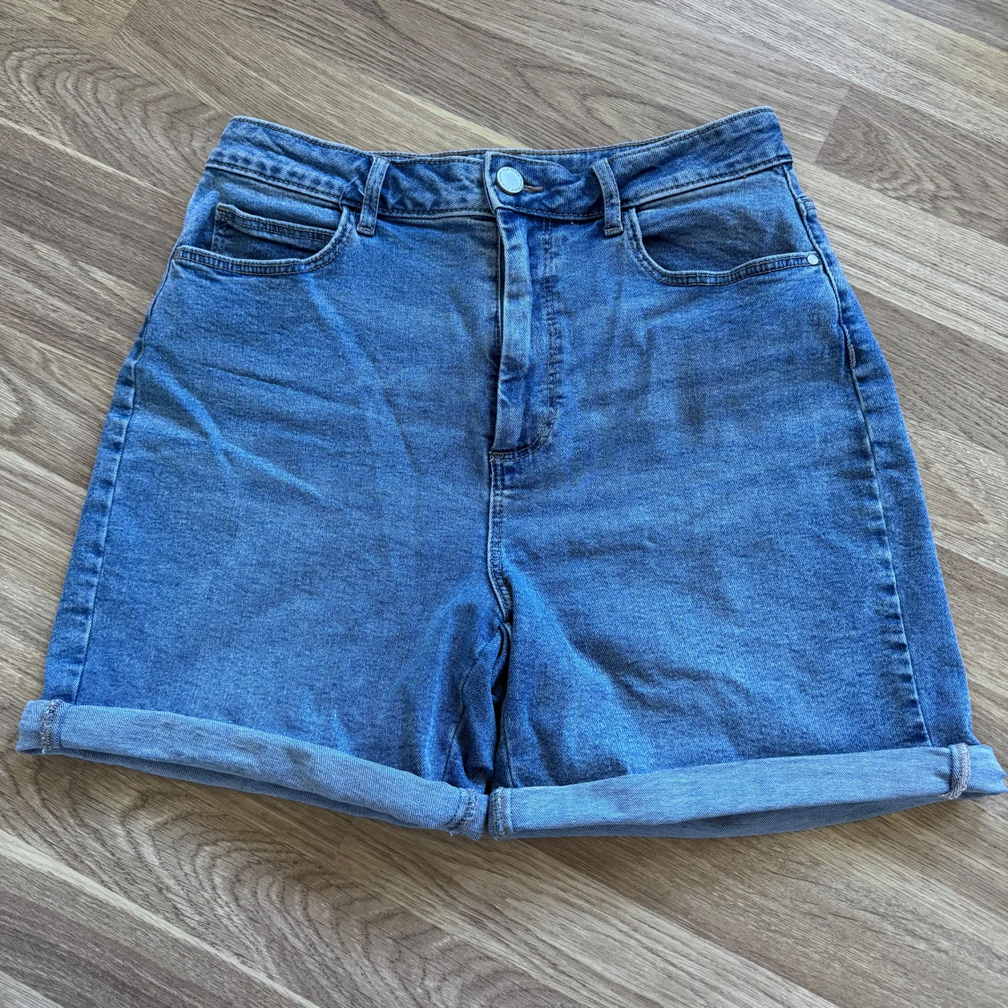 Blåa jeansshorts från Vila, hög midja