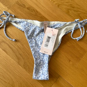 Bikiniunderdel  - Jättefin blommig bikiniunderdel, helt ny med lappen kvar