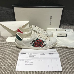 Gucci skor  - Hej! Säljer nu dessa sjukt snygga Gucci skor. Skorna är superfint skick. Har allt og! Hör gärna av dig vid frågor 