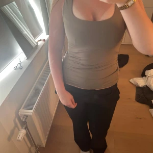 Linne - Säljer detta snygga linnet, tajt passform och i en fin brun/beige färg och lagom urringning! Storlek S.  Säljer då den inte kommer till användning!❤️