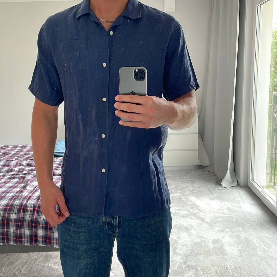 Mörkblå linneskjorta från John Henric