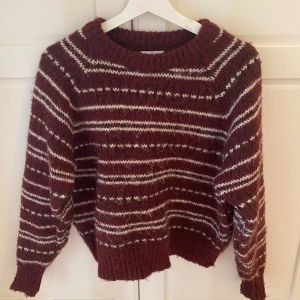 Randig vinröd stickad tröja - Mysig vinröd stickad tröja från ONLY. Säljer då jag bara använt den en gång💗Pris går att diskutera💗