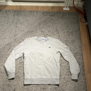 Lacoste sweatshirt - Lacoste sweatshirt/crewneck/tröja  9/10 skick Pris kan diskuteras
