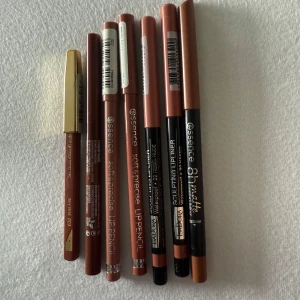 Set med läppennor i nude och bruna toner - Sju läppennor från Essence, Isadora, W7 och Loreal paris i olika nude, bruna och rosa nyanser. Pennorna har smal form för precis applicering och är perfekta för att definiera läppkonturen. Har använt vissa några gånger.