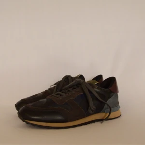 Valentino Rockrunner  - VALENTINO ROCKRUNNER  Storlek : 44  Passform : Normal  Användning : Skorna är i fint skick och det förekommer lite slitage  Nypris : Cirka 6000 SEK