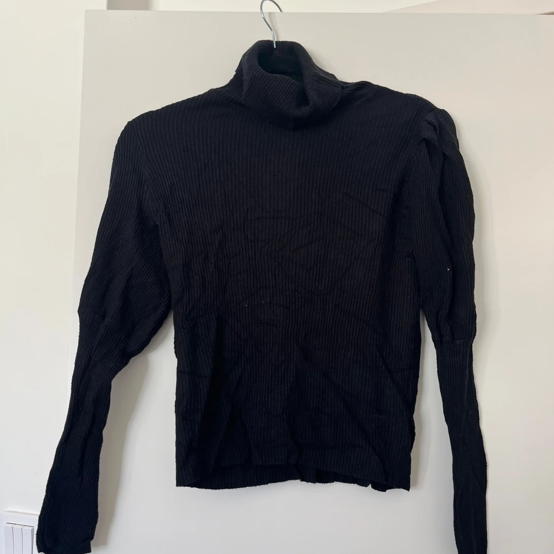 Svart ribbad polotröja