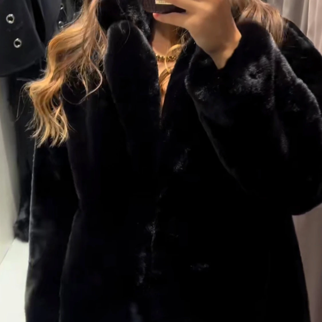 Svart pälsjacka i oversized modell - 1