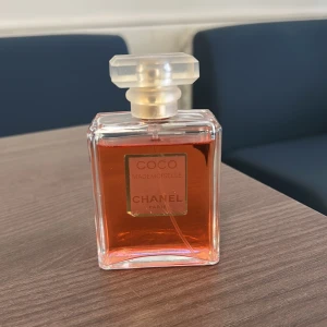 Chanel Coco Mademoiselle parfym - Chanel Coco Mademoiselle 50 ml parfym. Drygt 45 ml kvar knappt använd. Boxen slängdes vid köp så den tillhör tyvärr inte. Skriv vid frågor, pris kan diskuteras!