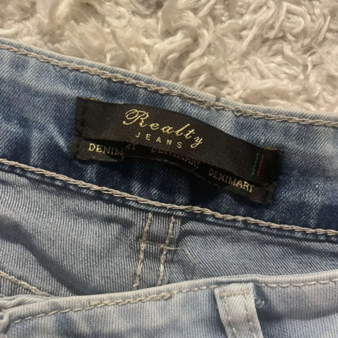 Ljusblå jeansshorts med spetskant - 2