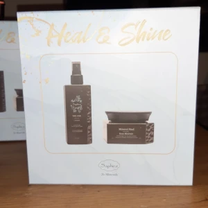 Saphira Heal & Shine 26 Minerals Kit - Saphira Heal & Shine hårvårdskit – helt nytt och oanvänt! Innehåller: • The One Leave-In Treatment • Mineral Mud hårmask  Lyxiga produkter med 26 mineraler från Döda havet – perfekta för att stärka, återfukta och ge glans till håret.  💯 Helt nytt och aldrig använt. 💰 Pris: 350 kr 📍 Finns i Malmö – frakten ingår i priset!