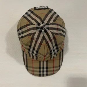 Burberry keps - Hej! Säljer en helt ny burberry keps. Inga byten och priset är fast!!, hör av er.