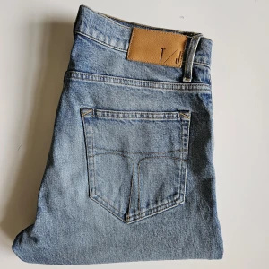 Ljusblå jeans från Tiger of Sweden  - Tja säljer dessa feta Tiger of Sweden jeans i storlek 32/32 för endast 199kr. Riktigt fint skick utan några fläckar eller liknande. Säljer även i bulk så man kan köpa 4 stycken jeans som ni ser på bild 4 för endast 699kr. Kom dm om du har några frågor. 🙌