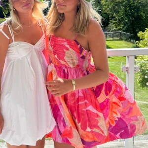 Kort färgglad klänning med axelband H&M 🩷 - Slutsåld klänning från H&M , Storlek S, aldrig använd, kan hämtas i Göteborg 🤍