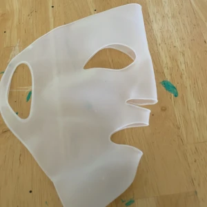 Genomskinlig silikonmask för ansikte - En flexibel och genomskinlig ansiktsmask i silikon, perfekt för att använda ovanpå sheet masks för att låsa in fukt. Masken har utskärningar för ögon, näsa och mun och är lätt att rengöra och återanvända.