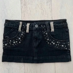 Minikjol - Jättefin lågmidjad minikjol ifrån vintage Bikbok som jag säljer då den inte kommer till användning💗Skriv privat vid frågor/bilder💗