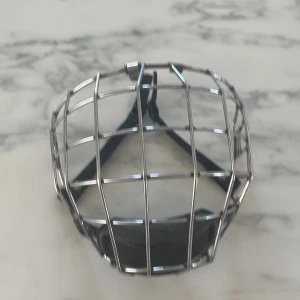 Jofa 480M chromat hockeygaller  - Säljer ett Jofa 480M hockeygaller i chrome silverfärgad metall med svarta remmar och hakskydd. Väldigt bra skick för att vara ett jofa galler, väl omhändertaget! 