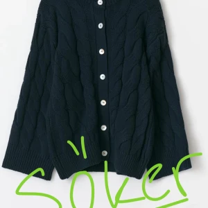 SÖKER! Mörkblå stickad kofta från gina - Söker denna från gina, i mörkblå eller beige funkar också! Storlek S 🌸