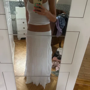 Vit långkjol  - Säljer den här jättefina långkjolen som är köpt från en butik i Båstad💕