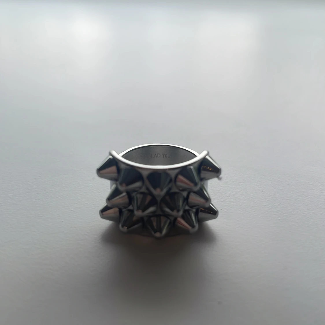 Silvrig ring med nitar, från Edblad. - 2