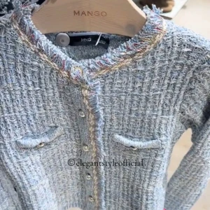 Ljusblå kofta - Elegant ljusblå/glittrig kofta från Mango med stickad struktur och pärlknappar. Koftan har två bröstfickor, fransiga detaljer längs kanterna och inslag av guldtråd. Storleken är M men eftersom den är ganska tight skulle den passa bättre på S🩵