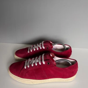 Saint Laurent skor  - Säljer ett par saint Laurent skor i storlek 43,5, cond 9,5/10 endast testade! Medkommer endast skor!