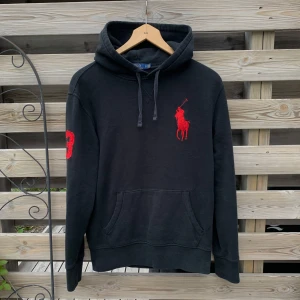 Ralph Lauren Big Pony Hoodie  - Säljer denna feta big pony Hoodie från Ralph Lauren. Storlek S, passar som en slim S eller större XS. 