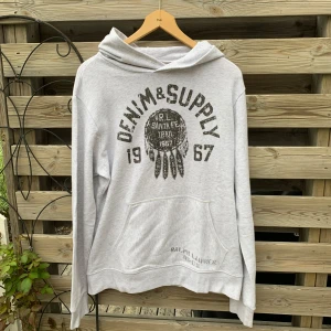 Snygg vintage Hoodie från Ralph Lauren  - Säljer denna sjukt feta och sällsynta vintage Hoodie från Ralph Lauren. Storlek M, men upplevs mer som en M/L. Mycket stilrent motiv. Svår att få tag på numera. Hör gärna av er vid funderingar🙌