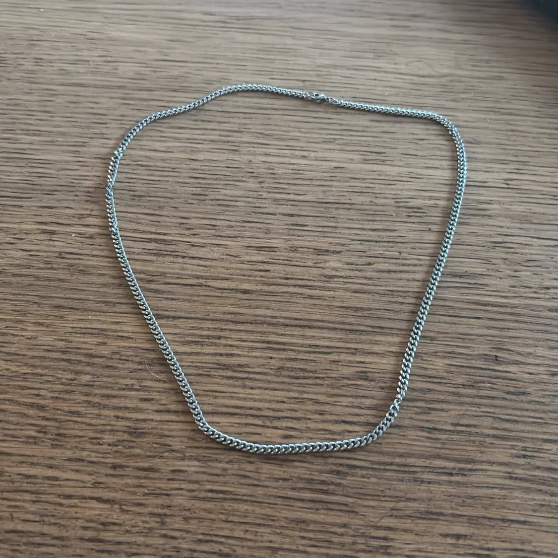 Tunn silverfärgad kedja halsband