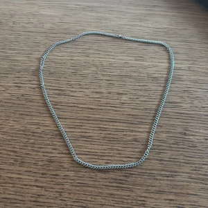 Tunn silverfärgad kedja halsband - Enkel och stilren tunn kedja i silverfärg. 
