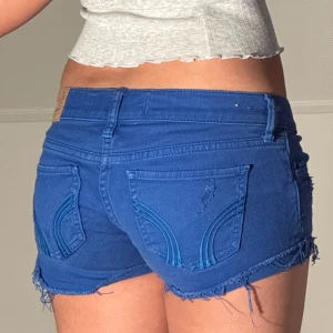 Hollister shorts med låg midja  - Midjemått: 38cm. Kolla in min profil och följ för fler plagg🙌