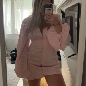 Adoore klänning - Testar lägga ut här innan jag eventuellt skickar tillbaka klänningen då jag köpte fler storlekar ❤️alla lappar kvar, hör av er innan ni vill köpa 🫶🏼 (slutsåld på hemsidan) pris kan diskuteras 
