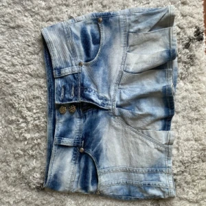 Lowwaist mini jeanskjol med volanger - Snygg low waist mini jeanskjol i strl w26, midja:36cm. Kommer fler unika jeansshorts så följ!!